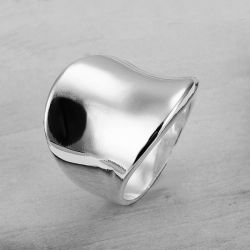 Schlichter, eckiger versilberter Ring mit glatter Oberfläche als Modeschmuck Fingerring