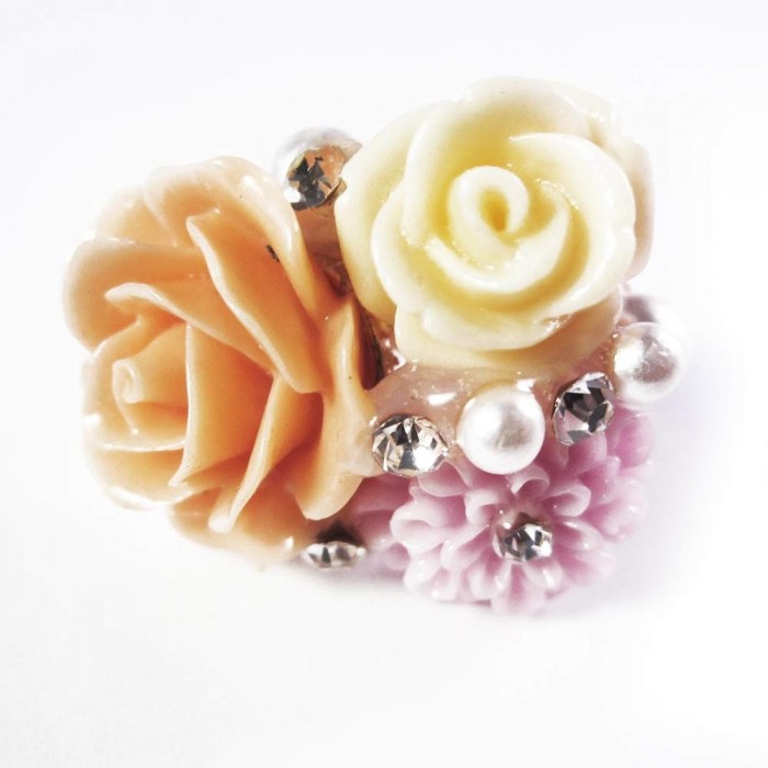 Pastellfarbener Ring mit Blumen und Strass als Modeschmuck Fingerring