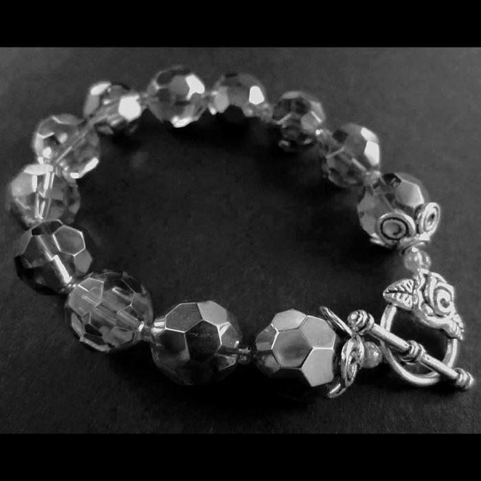Silberfarbenes transparentes Glasarmband / Armkette mit großen Glasperlen Modeschmuck Armband