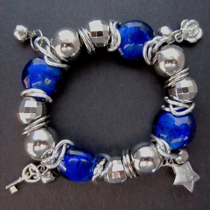 Bettelarmband mit kobaltblauen und silberfarbenen Perlen Modeschmuck
