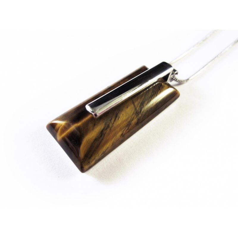 Schlichter Anhänger aus Tigerauge an filigraner Schlangenkette