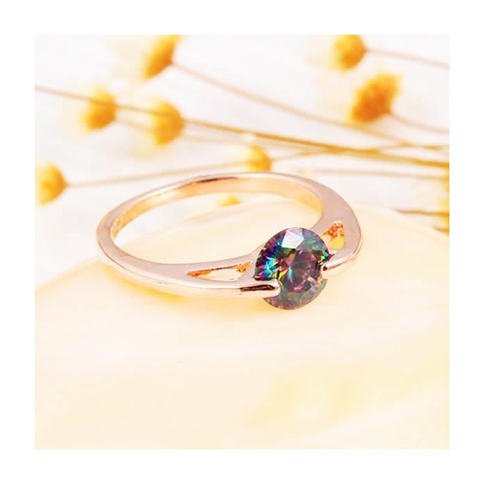 Filigraner Ring in rosegold mit vitrail Strass Stein in der Mitte als Modeschmuck Fingerring