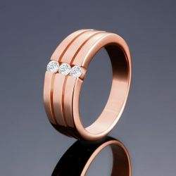 Schlichter, rosegoldfarbener Ring mit drei Zirkonen als Modeschmuck Fingerring