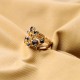 Filigraner gold Ring mit dunklen Strasssteinen als Modeschmuck Fingerring